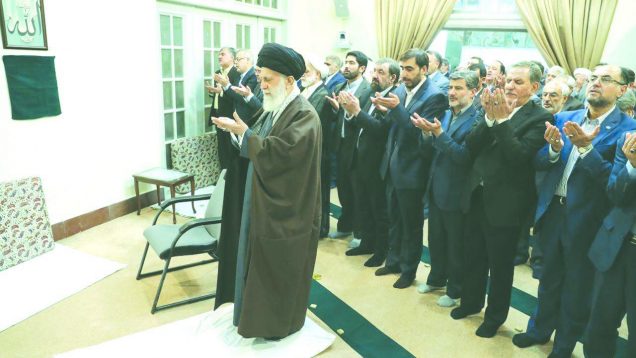 تصویری از اقامه نماز جماعت ظهر و عصر به امامت حضرت آیت‌الله خامنه‌ای؛ پیش از آغاز دیدار نوروزی امروز مسئولان کشور با رهبر انقلاب