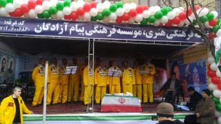 گروه سرودی که از اردوگاه موصل به اردوگاه چهل‌سالگی انقلاب رسید